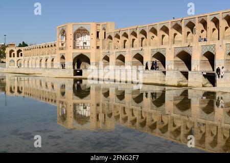 Lo storico ponte Khaju sul fiume Zayanderud a Isfahan, Iran Foto Stock