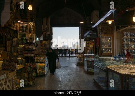 Interno dell'entrata principale del Grand Bazaar in Isfahan sul lato nord di Piazza Naqsh-e Jahan. Shah Moschea sullo sfondo. Iran. Foto Stock