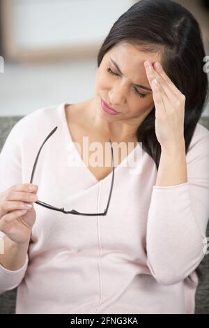 donna d'affari stanca che soffre di emicrania cronica forte di mal di testa Foto Stock