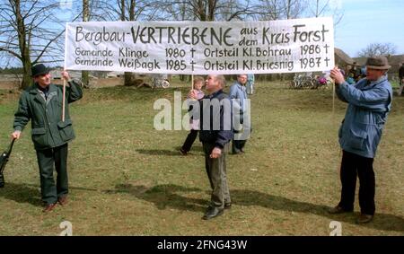 Brandeburgo / GDR / 1993 Villaggio Horno vicino Cottbus. Si trova sulla lignite e deve essere liberata per l'espansione della miniera a cielo aperto. Gli abitanti soprattutto sorbiani protestano contro gli escavatori. Ma anche le cause dinanzi alla Corte costituzionale non hanno successo. Il villaggio è demolito. // demolizione / energia / Lusazia / [traduzione automatizzata] Foto Stock