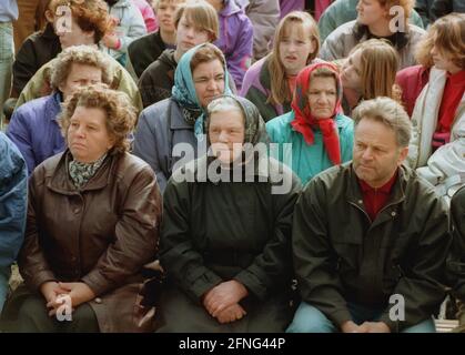 Brandeburgo / GDR / 1993 Villaggio Horno vicino Cottbus. Si trova sulla lignite e deve essere liberata per l'espansione della miniera a cielo aperto. Gli abitanti soprattutto sorbiani protestano contro gli escavatori. Ma anche le cause dinanzi alla Corte costituzionale non hanno successo. Il villaggio è demolito. // demolizione / energia / Lusazia / [traduzione automatizzata] Foto Stock