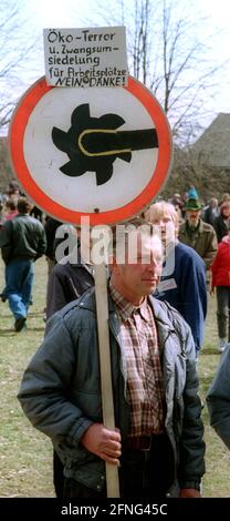 Brandeburgo / GDR / 1993 Villaggio Horno vicino Cottbus. Si trova sulla lignite e deve essere liberata per l'espansione della miniera a cielo aperto. Gli abitanti soprattutto sorbiani protestano contro gli escavatori. Ma anche le cause dinanzi alla Corte costituzionale non hanno successo. Il villaggio è demolito. // demolizione / energia / Lusazia / [traduzione automatizzata] Foto Stock