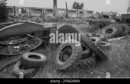 Sassonia-Anhalt / Paese della RDT / Soviet 1991 ex caserme sovietiche a Wittenberg. I soldati sono andati, la spazzatura è rimasta. Grandi aree delle ex caserme e dei terreni di manovra non sono ancora state risviluppate, pneumatici camion // Armata Rossa / Caserme / ambiente / occupazione / unità / militare [traduzione automatizzata] Foto Stock