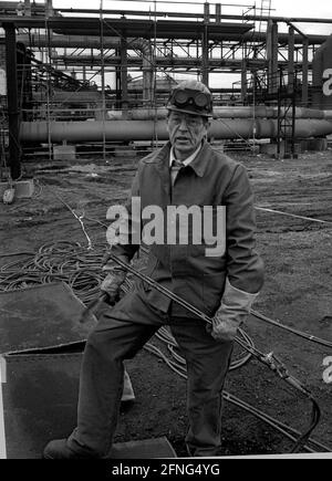 Sassonia-Anhalt / Stato della RDT / / 1/ 1992 Leuna: Questo lavoratore chimico distruggeva il suo impianto come lavoratore ABM. La mietitrebbia è rotta, alcune parti rimangono, il resto è avvolto. L'area sarà utilizzata per diverse aziende per stabilirsi // occupazione / industria / chimica / fiducia / demolizione questo è il luogo in cui è stata fondata l'industria chimica tedesca su larga scala. Nel 1916 la società BASF di Ludwigshafen costruisce una fabbrica di ammoniaca nei pressi del villaggio di Leuna. Nel 1924 viene aggiunto un impianto di metanolo e da 1927 viene prodotta benzina. A quel tempo Leuna era il più grande impianto chimico d'Europa con 29,000 Foto Stock