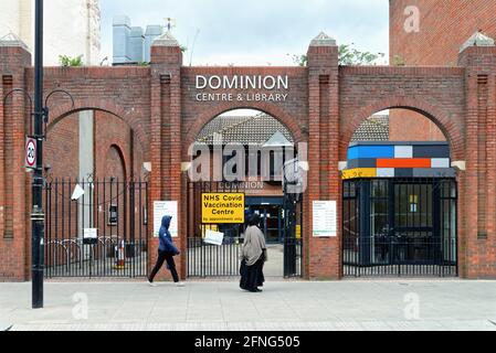 Ingresso al Dominion Center and Library, utilizzato come centro di vaccinazione, il Green Southall London Borough of Ealing England UK Foto Stock