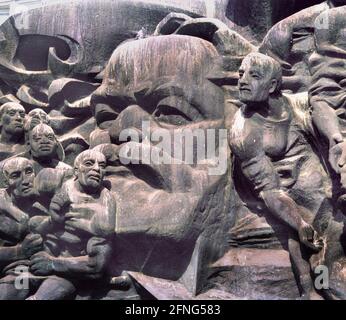 Sassonia / Paese della RDT / 1990 Lipsia: Il Karl-Marx-Relief sul Karl-Marx-Platz all'università. Costruito nel 1974, progettato da un collettivo di artisti // Città / Stato / Monumento / Socialismo / comunismo / Storia [traduzione automatizzata] Foto Stock