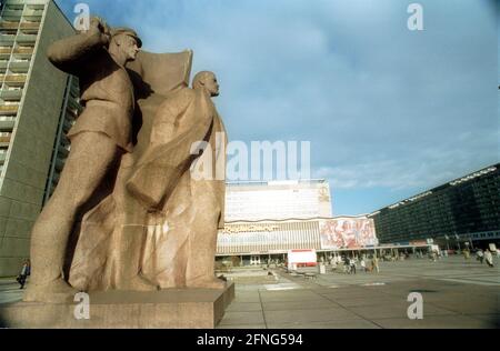 Sassonia / Stato della DDR / Storia / 1991 Dresda: Monumento socialista su Prager Strasse, di fronte alla stazione ferroviaria principale: Ernst Thaelmann e Lenin in cemento su Leninplatz. Ora si chiama Petersburger Platz. // Socialismo / DDR / Symbol / Stato GDR [traduzione automatizzata] Foto Stock