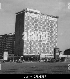 Sassonia / GDR-Paese / Storia / 1991 Dresda: Monumento socialista al Prager Strasse, di fronte alla stazione principale: Piazza Lenin. Ora si chiama Petersburger Platz. // Socialismo / DDR / Symbol / Stato della DDR / paesaggio urbano / Bundeslaender [traduzione automatizzata] Foto Stock