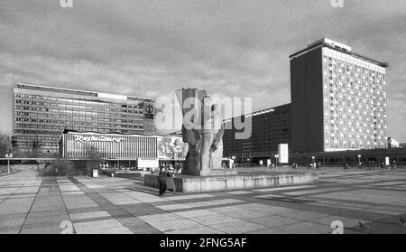 Sassonia / GDR-Paese / Storia / 1991 Dresda: Monumento socialista al Prager Strasse, di fronte alla stazione centrale: Ernst Thaelmann e Lenin in cemento in Piazza Lenin. Ora si chiama Petersburger Platz. // Socialismo / DDR / simbolo / Stato della DDR / paesaggio urbano / Stati federali [traduzione automatizzata] Foto Stock