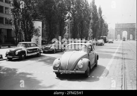 "Reazioni di Monaco in occasione dell'invasione russa della Repubblica Ceca alla fine della primavera di Praga. Auto con lo slogan ''Freedom for the CSSR'' a Leopoldstraße. Sullo sfondo il Siegestor. [traduzione automatizzata]" Foto Stock