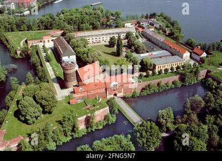 Berlino / Spandau / Castelli / 1995 Cittadella di Spandau con la Torre Giulio, Havel // Storia / Prussia / Fortezza / Medioevo / distretti la fortezza fu costruita dal 1595 e ricostruita in stile classico nel 1813 dopo la distruzione durante la guerra. Dal 1874 parte del bottino della guerra dalla Francia furono immagazzinati lì, nel 1919 tutto dovette essere restituito. Oggi la cittadella è utilizzata per eventi culturali. [traduzione automatizzata] Foto Stock