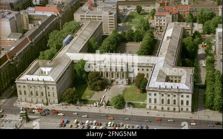 Berlino-Città / Mitte / 14.5.1993 sotto gli alberi di tiglio: La Humboldt-Università. Einstein una volta insegnò qui. E 'l'università con i premi più Nobel // Musei / viste aeree / distretti [traduzione automatizzata] Foto Stock