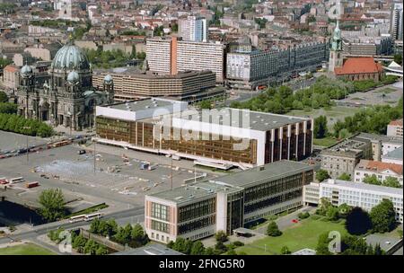 Berlino-Città / DDR / 5 / 1993 Palazzo della Repubblica e Schlossplatz, come si vedevano nell'era della DDR. La piazza è un parco e un terreno di parata. Di fronte alla costruzione del Consiglio di Stato, in seguito temporaneamente la Cancelleria federale, in alto a sinistra la Cattedrale di Berlino, sulla destra Chiesa di Santa Maria // Fotografie aeree / selezione / DDR / [traduzione automatizzata] Foto Stock