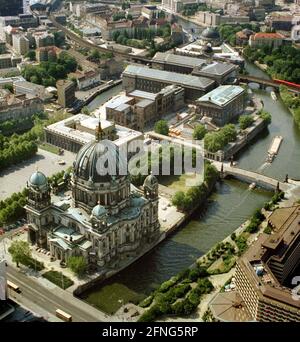 Berlino-Città / Mitte / 14.5.1993 Unter den Linden: Di fronte alla Cattedrale di Berlino, sopra l'Isola dei Musei // Musei / viste aeree / distretti [traduzione automatizzata] Foto Stock