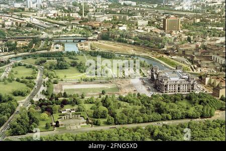 Berlino-Città / Distretto governativo / 5 / 1991 Reichstag, Platz der Republik, Spreebogen. In alto a sinistra: Lehrter Bahnhof, ora Haupt-Bahnhof, sotto: Strasse des 17.Juni e Monumento sovietico. Sull'estrema sinistra si trova la Cancelleria federale, nello Spreebogen si trovano gli edifici del Bundestag. In epoca nazista si suppone che lì si trovasse la grande sala a cupola della capitale del Reich, la Germania. // Sprea / Bundestag / distretti / Tiergarten *** Local Caption *** [traduzione automatizzata] Foto Stock