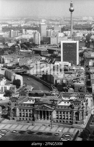 Berlino-Città / Aerial views / 14.5.1993 Reichstag e dietro di esso la zona fino alla stazione Friedrichstrasse, sulla sinistra il fiume Sprea. Il Reichstag non ha ancora una cupola // Distretto governativo / Parlamento *** locale didascalia *** [traduzione automatizzata] Foto Stock