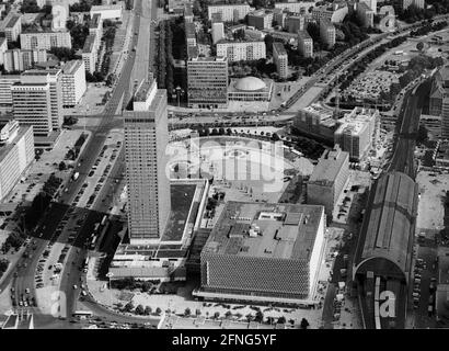 Selezione Berlino / Centro / 1993 Alexanderplatz, grande magazzino. Sulla sinistra Karl-Marx-Allee, sulla destra Stazione Alexanderplatz // Aerial views / distretti Mitte / Città [traduzione automatica] Foto Stock