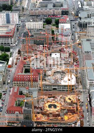 Berlino-Città / Aerial views / 1.6.1994 Berlino è in fase di ristrutturazione: Edificio sito Friedrichstrasse. I vecchi edifici della DDR sono abbattuti, sono in corso di costruzione nuovi edifici. Sulla sinistra Charlottenstrasse, sulla destra Friedrichstrasse. Cantiere della Friedrichstadt-Passagen // capitale / riunificazione / Edilizia / distretti di Berlino / Mitte [traduzione automatizzata] Foto Stock