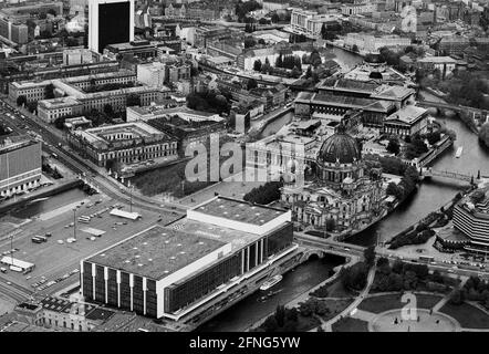 Berlino-Città / GDR / 5 / 1991 il Palazzo della Repubblica presso la Schlossplatz, sulla destra Isola dei Musei, sulla sinistra Unter den Linden, di fronte al fiume Spree // Mitte / Stadtschloss // Parlamento /Unter den Linden / Storia al posto del Palazzo della Città, Che fu demolito nel 1950, il Palazzo della Repubblica fu costruito dal 1973 in poi, lungo 180 m, largo 32 m. In esso erano vari servizi. Nella grande sala si sono svolti eventi, ha avuto 5000 visitatori. Nella piccola sala si è incontrata la camera delle persone della RDT. C'erano anche ristoranti e caffè per 1500 ospiti. Dal 2016 il nuovo edificio è chiamato Foto Stock