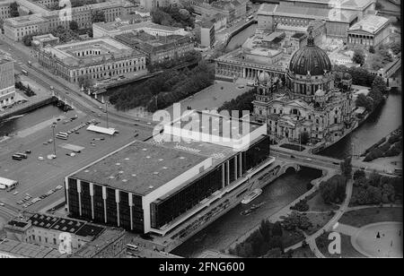 Berlino-Città / GDR / 5 / 1991 il Palazzo della Repubblica presso la Schlossplatz, sulla destra Isola dei Musei, sulla sinistra Unter den Linden, di fronte al fiume Spree // Mitte / Stadtschloss // Parlamento /Unter den Linden / Storia al posto del Palazzo della Città, Che fu demolito nel 1950, il Palazzo della Repubblica fu costruito dal 1973 in poi, lungo 180 m, largo 32 m. In esso erano vari servizi. Nella grande sala si sono svolti eventi, ha avuto 5000 visitatori. Nella piccola sala si è incontrata la camera delle persone della RDT. C'erano anche ristoranti e caffè per 1500 ospiti. Dal 2016 il nuovo edificio è chiamato Foto Stock