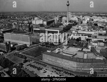 Selezione Berlino / Mitte / quartiere governativo / 1993 Schlossplatz, Palazzo della Repubblica, in alto centro. Sinistra Ministero degli Affari Esteri della RDT, Museo Schinkel (Chiesa di Friedrichswerder). Medio destra: Consiglio di Stato della RDT. In basso a destra: Il Comitato Centrale ZK della SED, poi brevemente Treuhand. Qui, nel 1990, la Camera popolare ha deciso di aderire alla Repubblica federale. Il Palazzo della Repubblica è stato chiuso a causa di amianto. Fino al 1945 la Reichsbank si trovava nell'edificio. Di seguito è riportato il Comitato Centrale della RDT, ex Reichsbank, oggi il Ministero degli Affari Esteri. Nel 1990, il parlamento della RDT Foto Stock