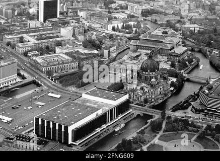 Berlino-Città / GDR / 5 / 1991 il Palazzo della Repubblica presso la Schlossplatz, sulla destra Isola dei Musei, sulla sinistra Unter den Linden, di fronte allo Spree // Centro / Palazzo della città // Parlamento /Unter den Linden / Storia. Sul luogo del palazzo della città, demolito nel 1950, il Palazzo della Repubblica fu costruito dal 1973 in poi, lungo 180 m, largo 32 m. In esso erano vari servizi. Nella grande sala si sono svolti eventi, ha avuto 5000 visitatori. Nella piccola sala si è incontrata la camera delle persone della RDT. C'erano anche ristoranti e caffè per 1500 ospiti. Dal 2016 il nuovo edificio è chiamato Foto Stock