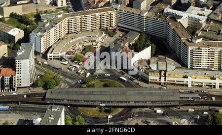 Berlin-Bezirke / Bau-Staedtebau / 1995 Kreuzberg, New Kreuzberg Centre a Kottbusser Tor, edifici degli anni '70, di fronte alla stazione della metropolitana (ferrovia sopraelevata) linea 1 //Vista aerea / Berlino-Città [traduzione automatica] Foto Stock