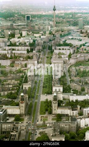 Berlin-Selection / Centre / 5/1991 Frankfurter Allee, ex Stalinallee. Qui la rivolta popolare iniziò nel 1953. In fondo si trova il Frankfurter Tor, in cima ad Alexanderplatz con la torre della televisione. // distretti / Friedrichshain / Mitte / Storia / Fotografie aeree *** Local Caption *** [traduzione automatizzata] Foto Stock