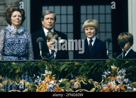 Olanda, Amsterdam, 30.04.1980 incoronazione della principessa Beatrice dei Paesi Bassi come Regina Foto: Regina Beatrice, marito Claus von Amsberg e i tre figli Principe Willem-Alexander (* 1967), Principe Johan Friso (1968-2013), Principe Constantijn [traduzione automatizzata] Foto Stock