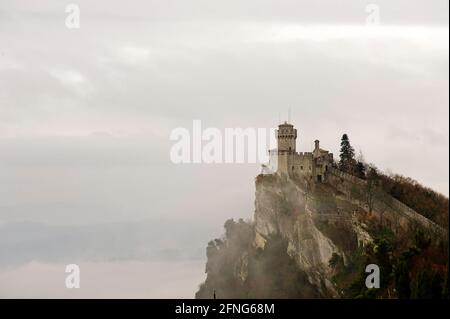 Europa, italia, Marche, la fortezza di Guaita (prima Torre) è la torre più antica e famosa del Monte Titano, San Marino. E 'stato costruito nel 11 ° Foto Stock
