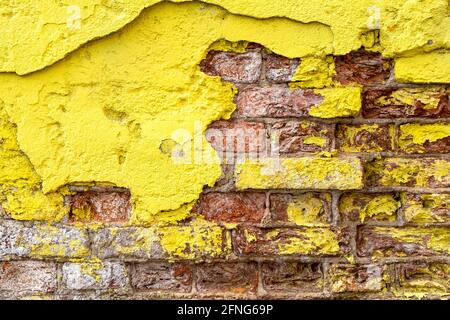 Primo piano di un frammento di una vecchia parete con luminoso muratura gialla Foto Stock