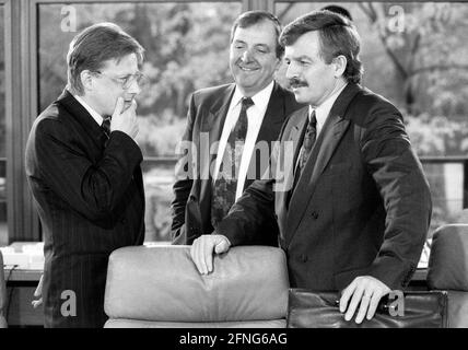 I ministri federali Rainer ORTLEB (FDP), Klaus TOEPFER (CDU) e Juergen MOELLEMANN (FDP) in una riunione del gabinetto nell'aprile 1991. [traduzione automatizzata] Foto Stock