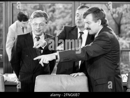 I ministri federali Rainer ORTLEB (FDP), Klaus TOEPFER (CDU) e Juergen MOELLEMANN (FDP) in una riunione del gabinetto nell'aprile 1991. [traduzione automatizzata] Foto Stock