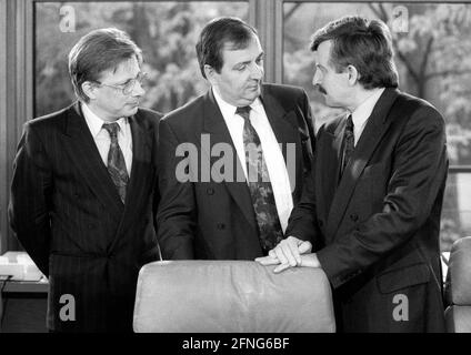 I ministri federali Rainer ORTLEB (FDP), Klaus TOEPFER (CDU) e Juergen MOELLEMANN (FDP) in una riunione del gabinetto nell'aprile 1991. [traduzione automatizzata] Foto Stock