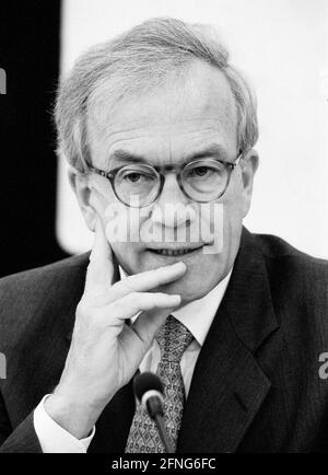 Hans-Dietrich WINKHAUS , Presidente del Consiglio di Amministrazione di Henkel KGaA , marzo 1997 [traduzione automatizzata] Foto Stock