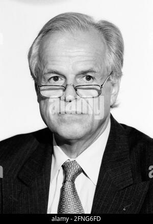 Helmut WERNER , Presidente del Consiglio di Amministrazione di Mercedes-Benz AG , aprile 1994 [traduzione automatizzata] Foto Stock