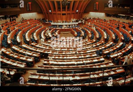 Europa / Organizzazione dell'UE 1997 Vecchio Parlamento europeo a Strasburgo, Aula Plenaria // UE / Unione europea / *** didascalia locale *** Europa / Parlamento [traduzione automatizzata] Foto Stock