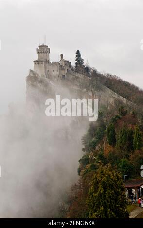 Europa, italia, Marche, la fortezza di Guaita (prima Torre) è la torre più antica e famosa del Monte Titano, San Marino. E 'stato costruito nel 11 ° Foto Stock