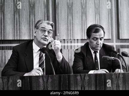 Germania, Bonn, 05.07.1989. Archivio n.: 06-50-17 Visita del Vice Presidente del Consiglio dei ministri e Ministro per la protezione dell'ambiente e la gestione delle acque della Repubblica democratica tedesca Foto: Dr Hans Reichert e Ministro federale dell'ambiente Klaus Töpfer (r) [traduzione automatizzata] Foto Stock