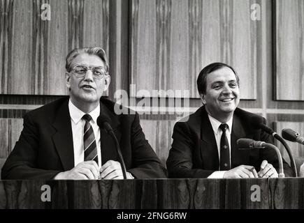 Germania, Bonn, 05.07.1989. Archivio n.: 06-50-20 Visita del Vice Presidente del Consiglio dei ministri e Ministro per la protezione dell'ambiente e la gestione delle acque della Repubblica democratica tedesca Foto: Dr Hans Reichert e Ministro federale dell'ambiente Klaus Töpfer (r) [traduzione automatizzata] Foto Stock