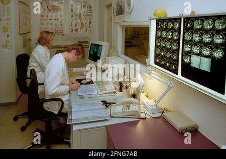 Berlino / Salute / Ospedale / 1997 Ospedale Prenzlauer Berg, Dipartimento interno. Tomografia computerizzata / Roentgen. Medico e infermiere valutano le immagini dei Roentgen // medico / cancro / Diagnosi / [traduzione automatica] Foto Stock