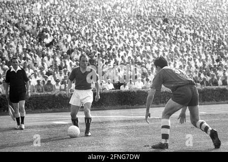 Finale 1. FC Köln-Hamburger SV 2:3/25.06.1960. Mezzo: Uwe Seeler (HSV) azione sulla palla. [traduzione automatizzata] Foto Stock