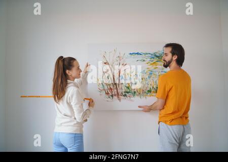 Giovane coppia che si muove in nuovo appartamento, nuovo concetto di casa e di rilocazione. Foto Stock