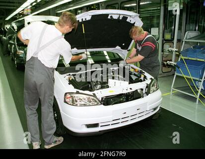 DEU , DEUTSCHLAND : produzione dell'Opel Astra presso lo stabilimento di Bochum , settembre 1998 [traduzione automatizzata] Foto Stock