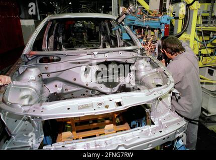 DEU , DEUTSCHLAND : produzione dell'Opel Astra presso lo stabilimento di Bochum , settembre 1998 [traduzione automatizzata] Foto Stock