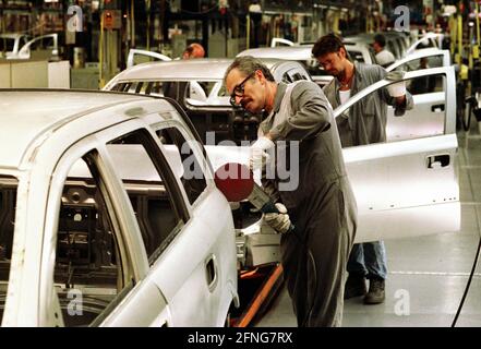 DEU , DEUTSCHLAND : produzione dell'Opel Astra presso lo stabilimento di Bochum , settembre 1998 [traduzione automatizzata] Foto Stock