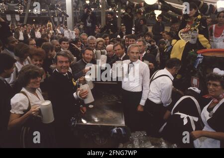 Da destra a sinistra: Il sindaco di Monaco Georg Kronawitter, il politico Klaus Hahnzog (4 da destra), il capo della polizia Manfred Schreiber (4 da sinistra), il politico Winfried Zehetmeier (2 da destra), Gabriele Weishäuptl (dietro Zehetmeier) e Peter Gauweiler nel giorno dell'Oktoberfest 1986 a Monaco. [traduzione automatizzata] Foto Stock