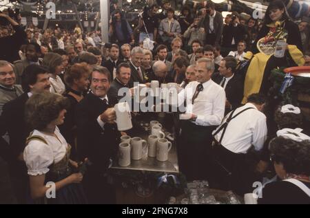 Da destra a sinistra: Il sindaco di Monaco Georg Kronawitter, il moderatore Michael Stiegler, il politico Klaus Hahnzog, il capo della polizia Manfred Schreiber (4° da sinistra), il politico Winfried Zehetmeier (2° da destra), il politico Weishäuptl (alle spalle di Zehetmeier) e Peter Gauweiler nel giorno di spilling dell'Oktoberfest 1986 di Monaco. [traduzione automatizzata] Foto Stock