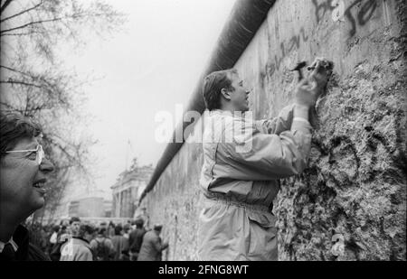 DDR, Berlino, 10.03.1990. Picchetti alla parete della porta di Brandeburgo, [traduzione automatica] Foto Stock