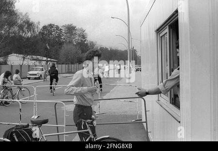 GDR, Berlino, 22, 04.1990, striscia di confine tra le pareti, parete vicino a Glienicke, controllo passaporti, [traduzione automatica] Foto Stock